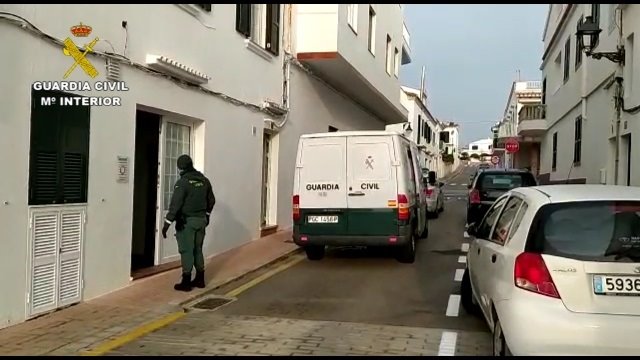 Agentes de la Guardia Civil prestando apoyo a la residencia de ancianos de Es Mercadal. | GUARDIA CIVIL ep agentes de la guardia civil prestando apoyo a la residencia de ancianos de es mercadal