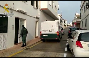 ep agentes de la guardia civil prestando apoyo a la residencia de ancianos de es mercadal
