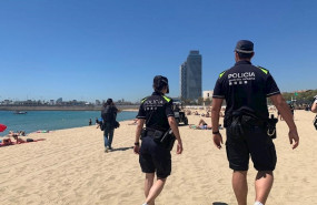 ep agentes de la guardia urbana en la playa de barcelona en una imagen de archivo