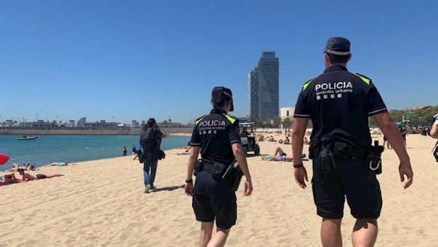 ep agentes de la guardia urbana en la playa de barcelona en una imagen de archivo