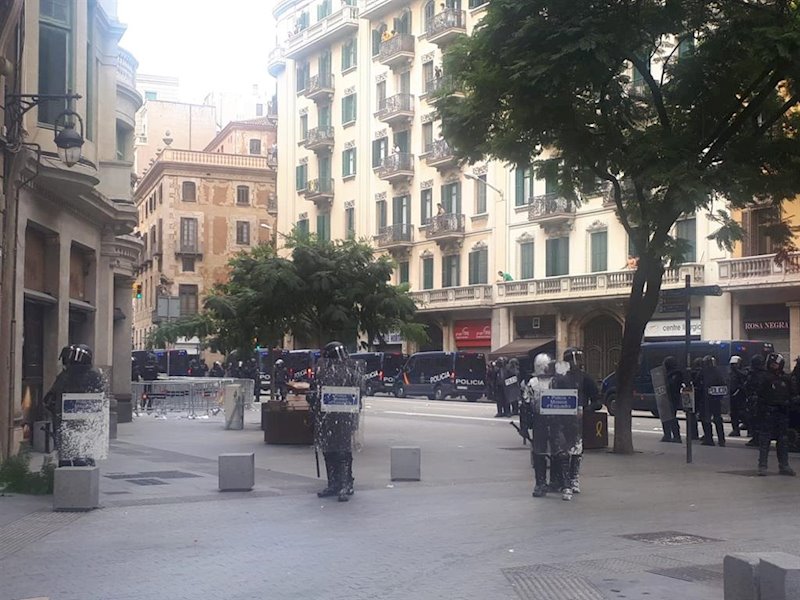 ep agentes de la policia nacional ante la jefatura de policia en la via laietana de barcelona
