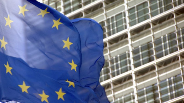 ep archivo   bandera de la ue frente a la sede de la comision europea