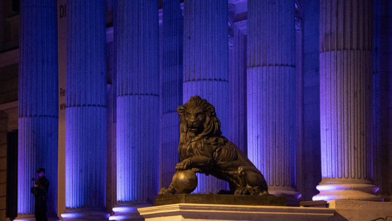 ep archivo   la fachada del congreso de los diputados iluminada de color morado