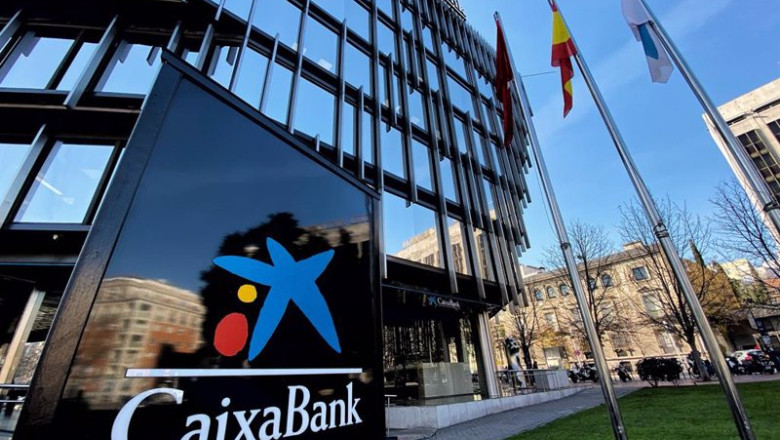 Archivo - Panel vertical con el logo de Caixa Bank junto a la fachada acristalada de la Sede Central Caixa Bank en Madrid, a 2 de enero de 2020. | Eduardo Parra - Europa Press - Archivo ep archivo panel vertical con el logo de caixa bank junto a la fachada acristalada de la sede
