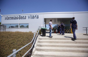 ep archivo   trabajadores de la planta de mercedes benz de vitoria entran a las instalaciones en