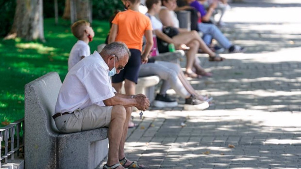 ep archivo un anciano con mascarilla sentado en un banco ep archivo un anciano con mascarilla sentado en un banco