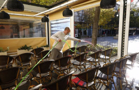 ep archivo   un camarero limpiando la terraza de su establecimiento