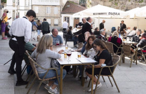 ep archivo   un grupo de turistas consulta una carta en la terraza de un bar en galicia