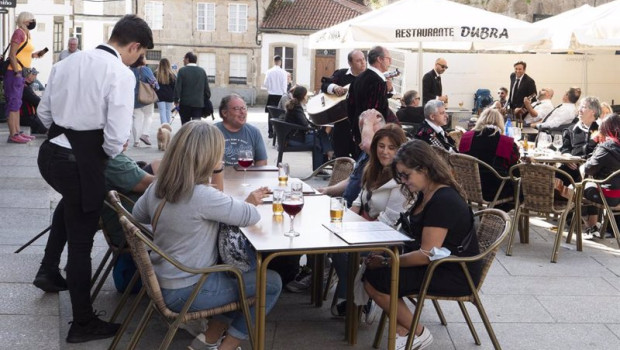 ep archivo   un grupo de turistas consulta una carta en la terraza de un bar en galicia