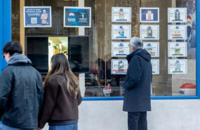 ep archivo   un hombre mirando los anuncios de una inmobiliaria