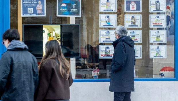 ep archivo   un hombre mirando los anuncios de una inmobiliaria