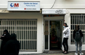 ep archivo   varias personas en la puerta del centro de salud