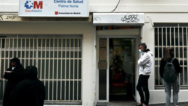 ep archivo   varias personas en la puerta del centro de salud