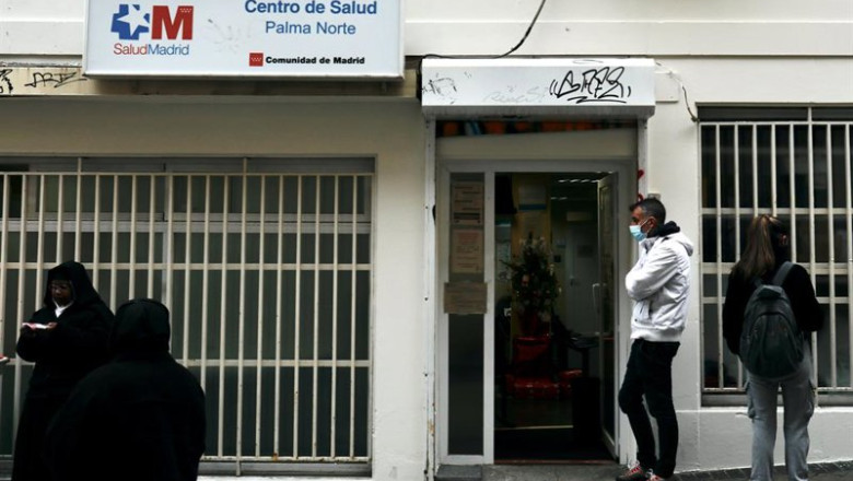 Archivo - Varias personas en la puerta del Centro de Salud | Cézaro De Luca - Europa Press - Archivo ep archivo varias personas en la puerta del centro de salud
