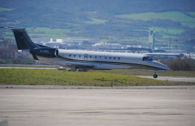 ep avion en el aeropuerto de foronda en vitoria