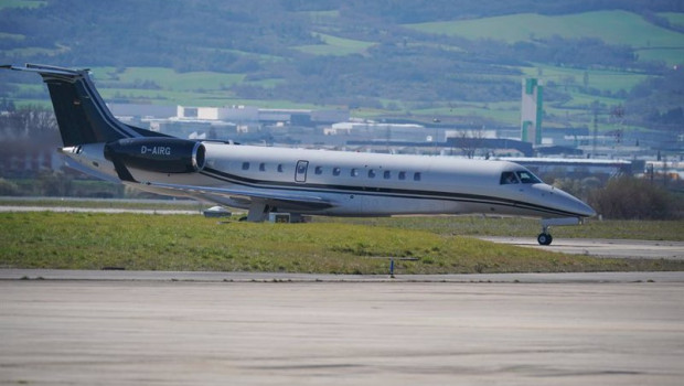 ep avion en el aeropuerto de foronda en vitoria