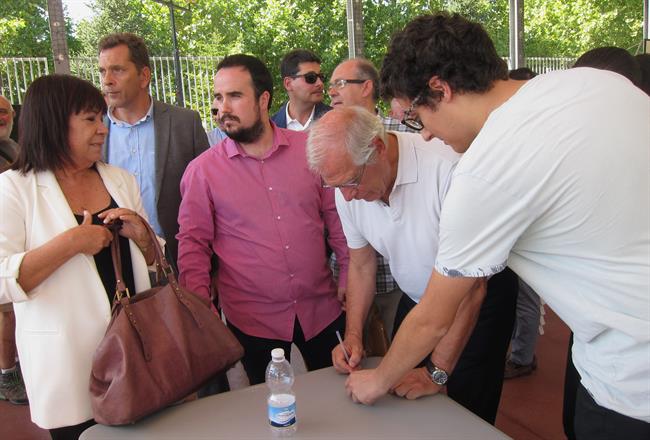 Borrell firma un autógrafo a un simpatizante. 15-9-2018 | EUROPA PRESS ep borrell firmaautografoun simpatizante 15-9-2018