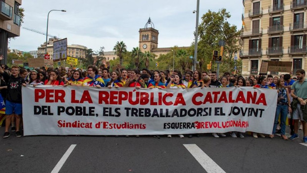 ep cabecera de la manifestacion estudiantil organizada en la plaza de la universidad de barcelona