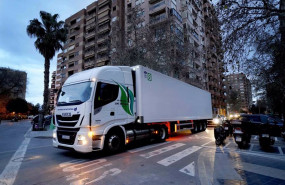 ep camion a gas descargando en el c2199 plaza de la mezquita en valencia