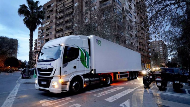 CAMION A GAS DESCARGANDO EN EL C2199 PLAZA DE LA MEZQUITA EN VALENCIA. | JC BARBERA / MERCADONA - Archivo ep camion a gas descargando en el c2199 plaza de la mezquita en valencia
