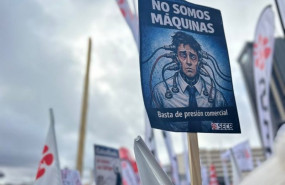 ep cartel en una manifestacion frente a la sede de caixabank denunciando la presion comercial de la
