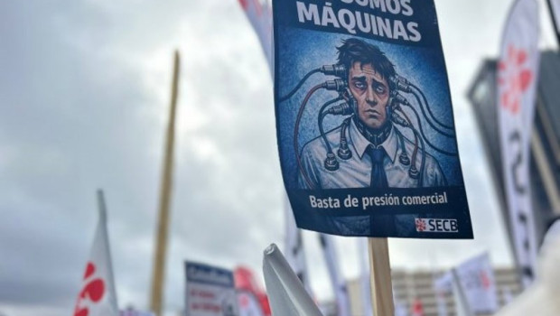 ep cartel en una manifestacion frente a la sede de caixabank denunciando la presion comercial de la