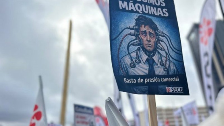 Cartel en una manifestación frente a la sede de CaixaBank denunciando la "presión comercial" de la plantilla, a 3 de febrero de 2026. | SECB ep cartel en una manifestacion frente a la sede de caixabank denunciando la presion comercial de la