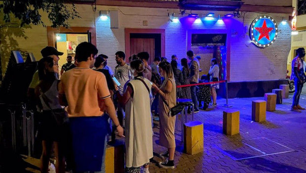 ep colas en una discoteca en la alameda de hercules unico local que puede estar abierto hasta las 2