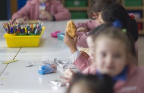 ep colegio aula primaria infantil clase nino nina ninos desayunando