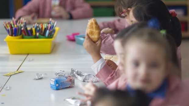 ep colegio aula primaria infantil clase nino nina ninos desayunando