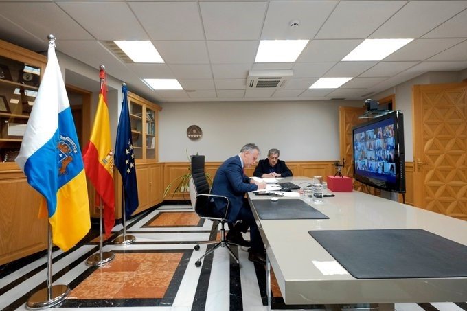 ep el presidente de canarias angel victor torres y al fondo el vicepresidente roman rodriguez