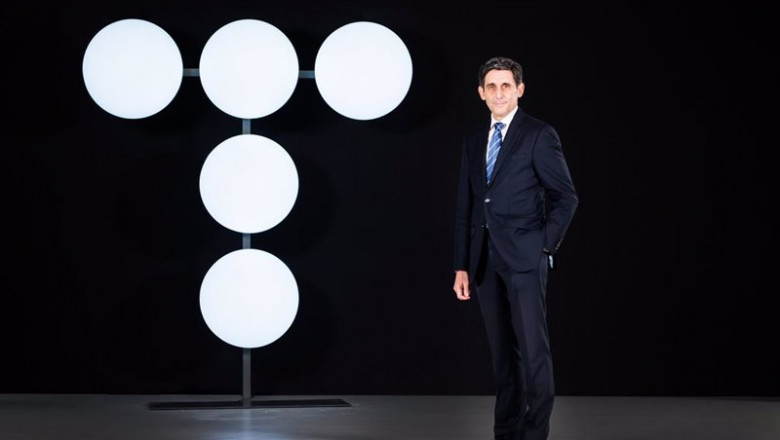 El presidente de Telefónica, José María Álvarez-Pallete, con el nuevo logo. | MAXIMO GARCIA DE LA PAZ ep el presidente de telefonica jose maria alvarez pallete posa junto al nuevo logo