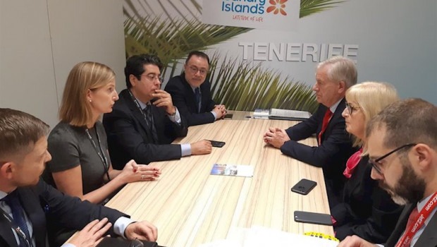 ep el presidente del cabildo de tenerife pedro martin se reune con representantes de jet2 durante la