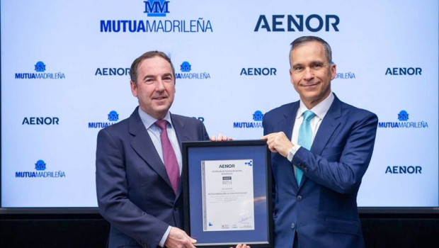 ep el secretario general y del consejo de administracion de mutia madrilena luis bermudez recibe la ep el secretario general y del consejo de administracion de mutia madrilena luis bermudez recibe la