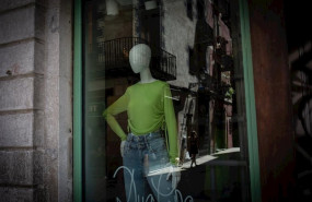 ep escaparate de una tienda cerrada durante el tercer dia de desconfinamiento de adultos y durante