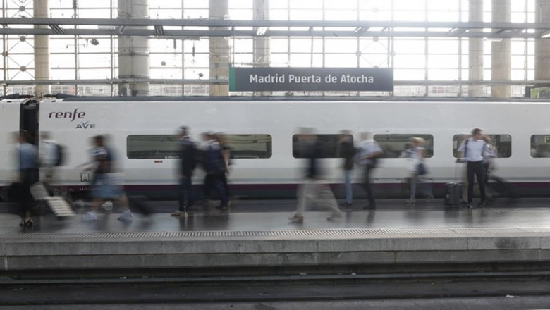 Imagen del tren de la nueva línea AVE que une Madrid, Antequera y Granada durante su inauguración en Puerta de Atocha. | Eduardo Parra - Europa Press ep imagentrenla nueva linea aveune madrid antequeragranada duranteinauguracionpuertaatocha