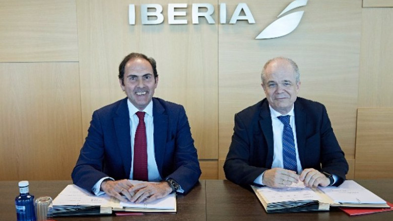Javier Sánchez-Prieto, presidente y consejero delegado de Iberia, y Eduardo Fairen Soria, consejero delegado de TAAG, en la firma del acuerdo entre ambas compañías. | IBERIA ep javier sanchez prieto presidente y consejero delegado de iberia y eduardo fairen soria consejero