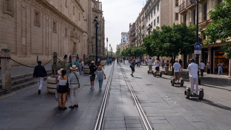 ep la avenida de la constitucion se llena de turistas a 13 de octubre de 2023 en sevilla andalucia ep la avenida de la constitucion se llena de turistas a 13 de octubre de 2023 en sevilla andalucia