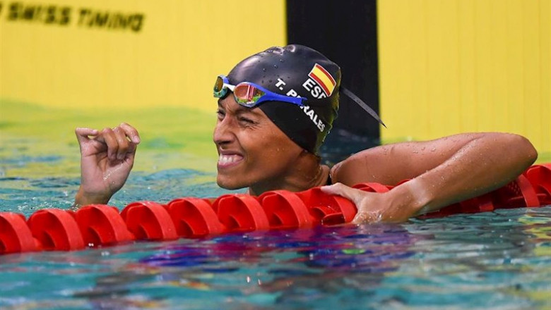 ep la nadadora espanola teresa perales celebra una medalla durante una competicion ep la nadadora espanola teresa perales celebra una medalla durante una competicion