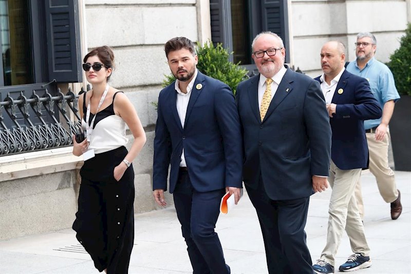 ep los diputados de erc gabriel rufian i y joan capdevila d en el congreso de los diputados