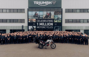 ep los trabajadores de triumph en la sede de hinckeley en la conmemoracion de la motocicleta numero
