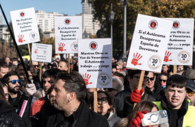 ep manifestantes portan pancartas con lemas mientras otros se van de vacaciones el autonomo trabaja