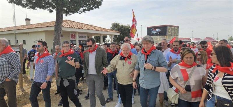 ep oscar puente junto a otros dirigentes socialistas durante su participacion en la fiesta popular