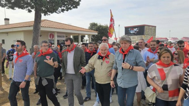 ep oscar puente junto a otros dirigentes socialistas durante su participacion en la fiesta popular