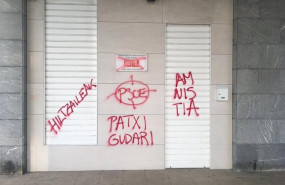 ep pintadas en apoyo al preso de eta patxi ruiz en la sede socialista de altza