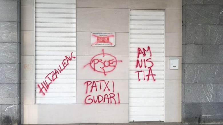 Pintadas en apoyo al preso de ETA Patxi Ruiz en la sede socialista de Altza | PSE DONOSTIA ep pintadas en apoyo al preso de eta patxi ruiz en la sede socialista de altza
