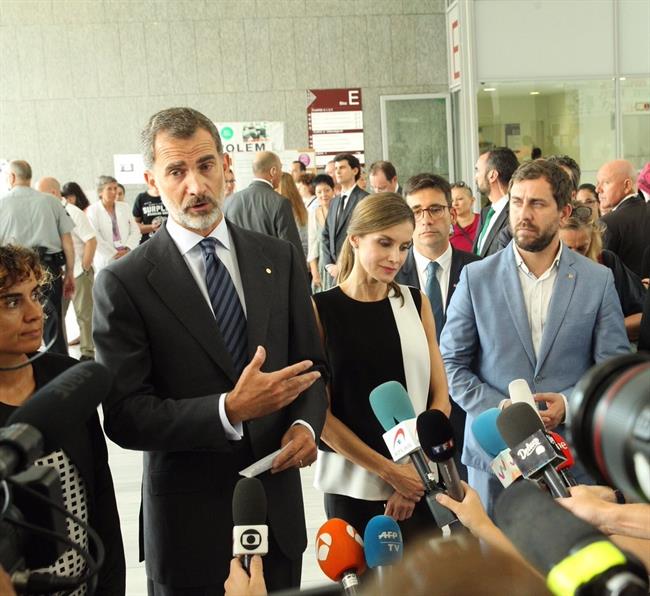 El rey Felipe VI y la reina Letizia, en el Hospital de Sant Pau | CASA REAL ep rey felipe vila reina letizia enhospitalsant pau
