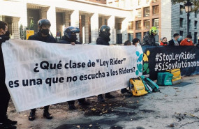ep riders se concentran ante asuntos sociales durante la reunion entre el comisario europeo de