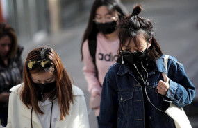 ep tres jovenes caminan por el distrito madrileno de usera protegiendo su rostro con mascarillas