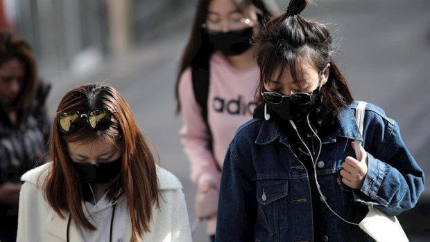 ep tres jovenes caminan por el distrito madrileno de usera protegiendo su rostro con mascarillas